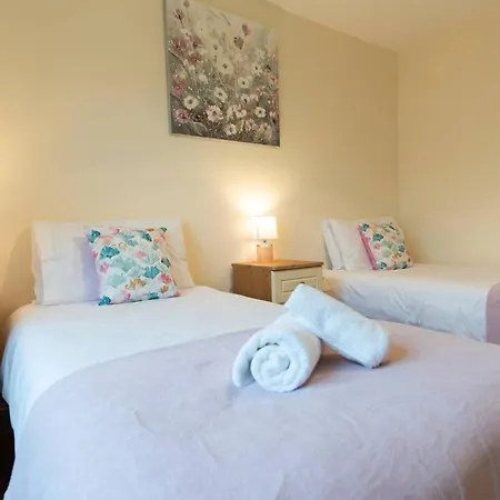 Steps From Main Street - * Дингл