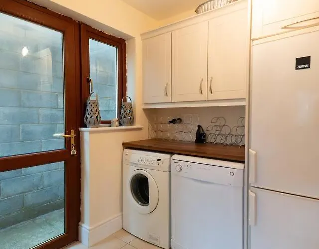 Steps From Main Street - Дингл