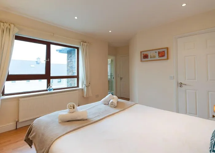 Steps From Main Street - * Dingle